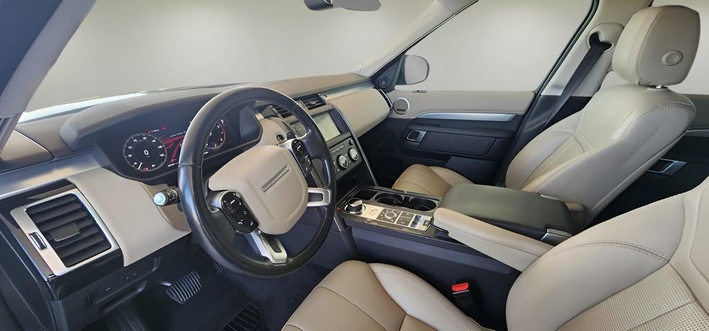 Used 2020 Land Rover Discovery Landmark image 15