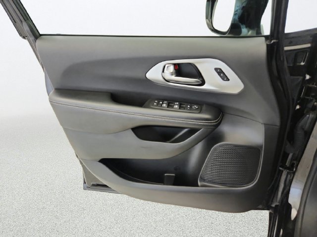 Used 2025 Chrysler Pacifica Limited FWD image 23