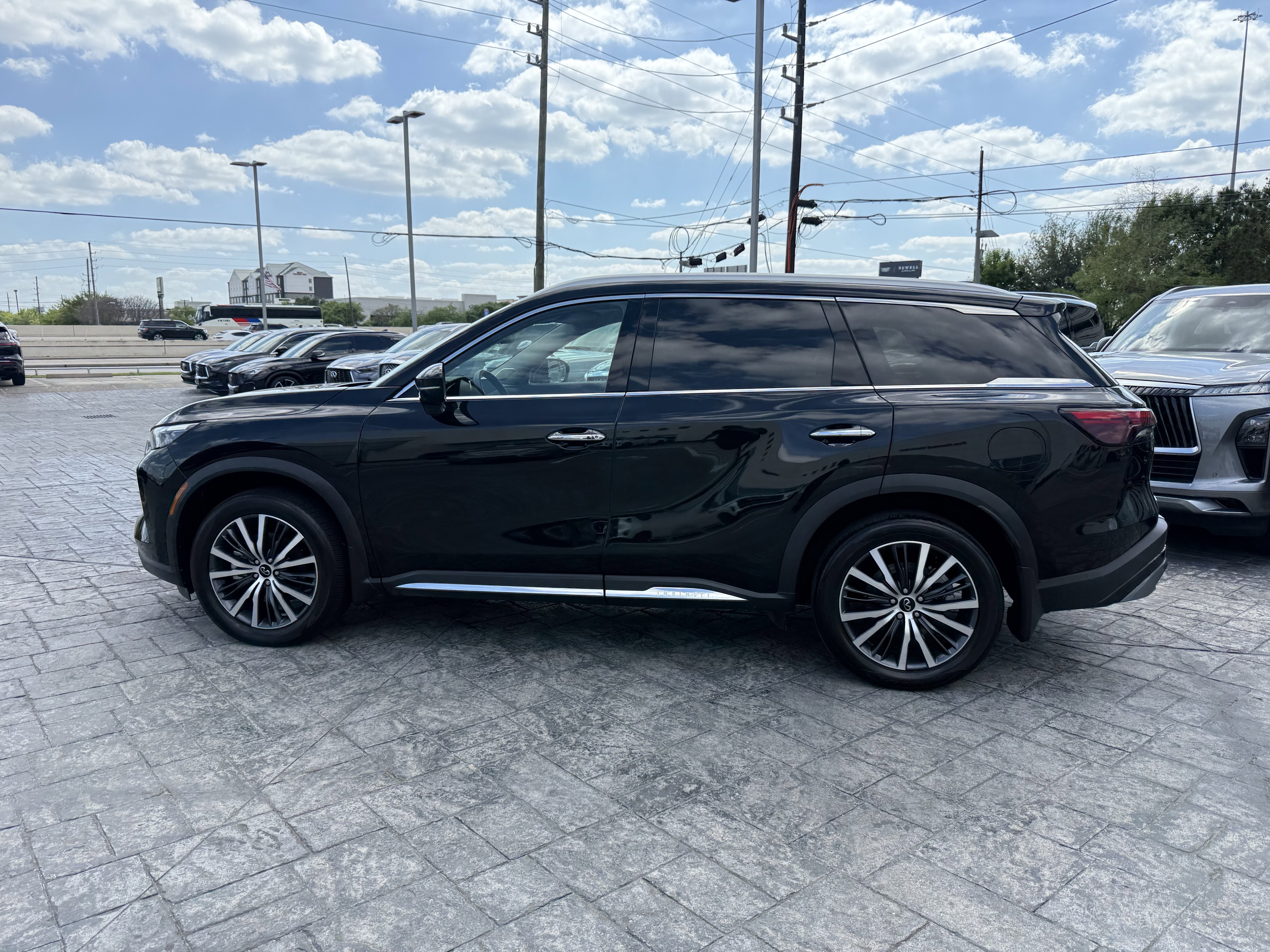 Certified 2023 INFINITI QX60 Sensory w/ Vision Package AWD/4WD image 4