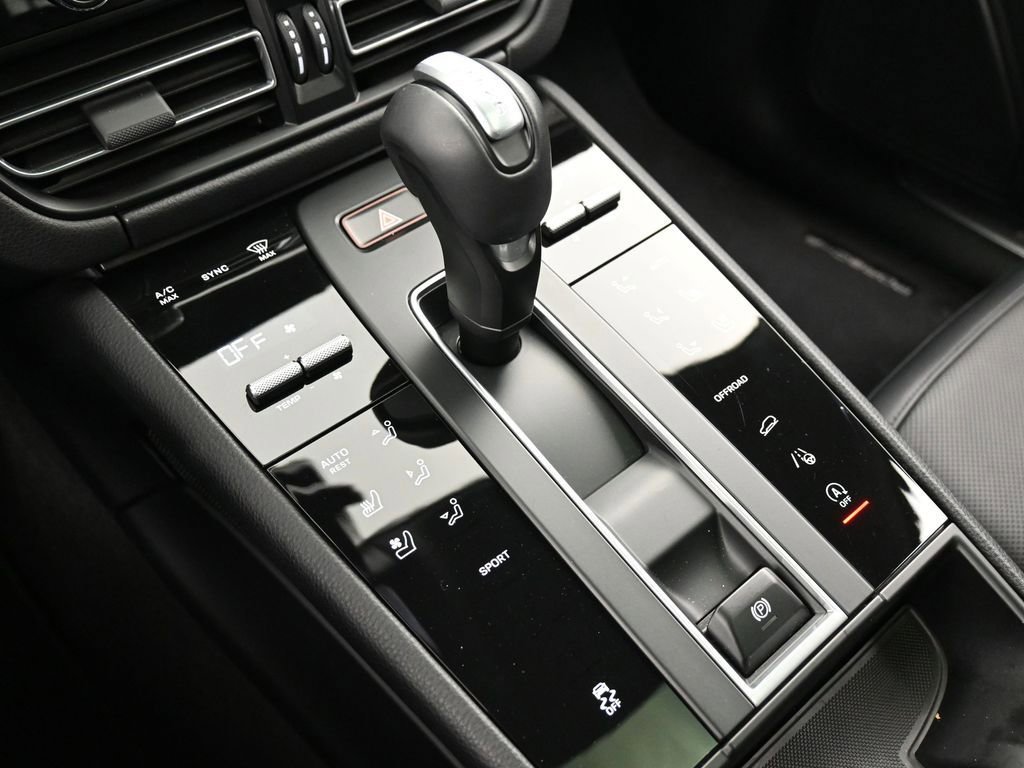 Certified 2025 Porsche Macan image 22