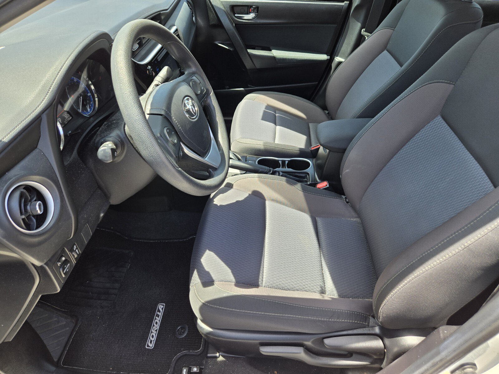 Used 2018 Toyota Corolla LE w/ Carpet Mat Package (TMS) FWD image 7