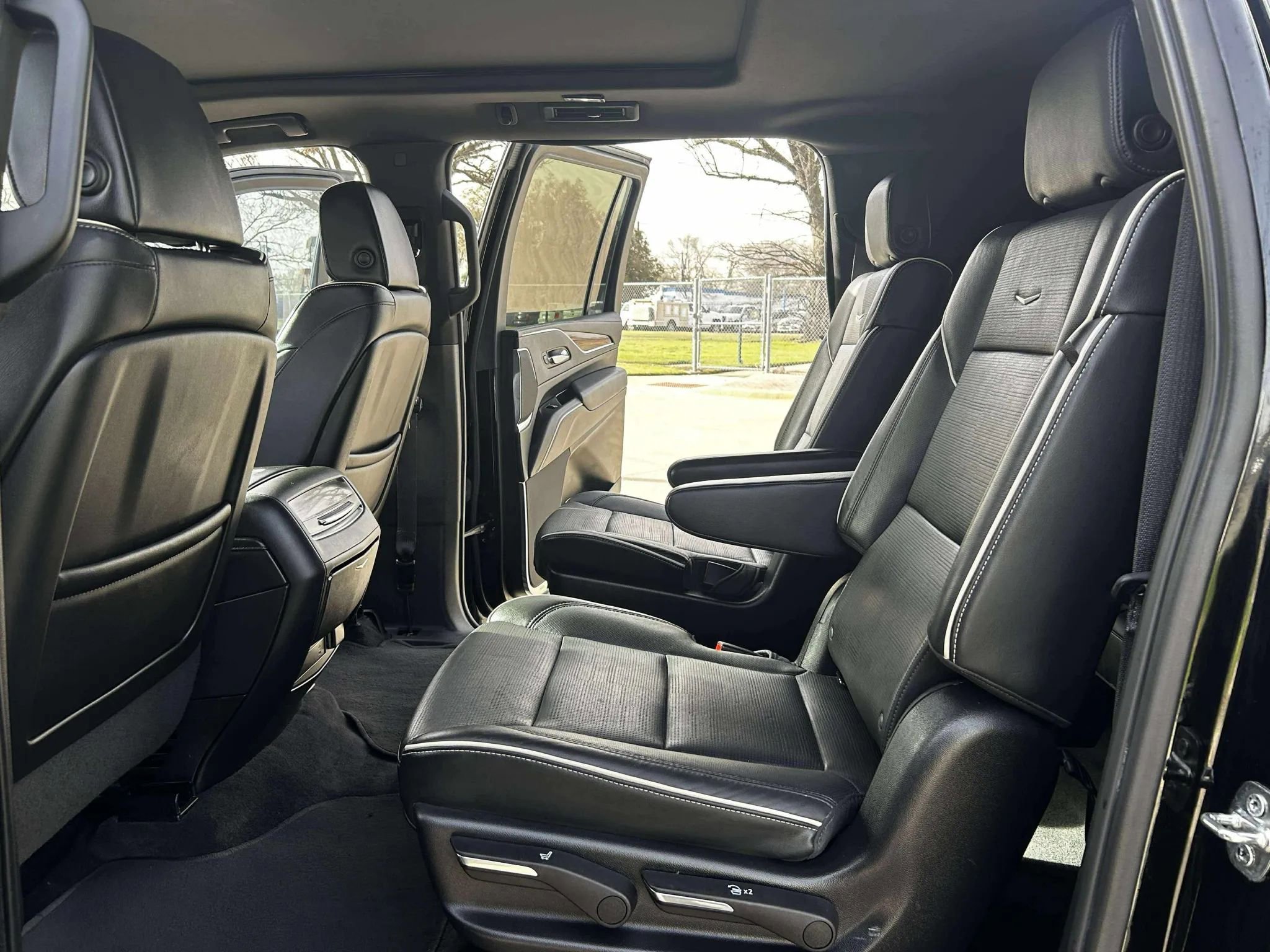 Used 2023 Cadillac Escalade ESV Premium Luxury w/ LPO, Radiant Package AWD/4WD image 15