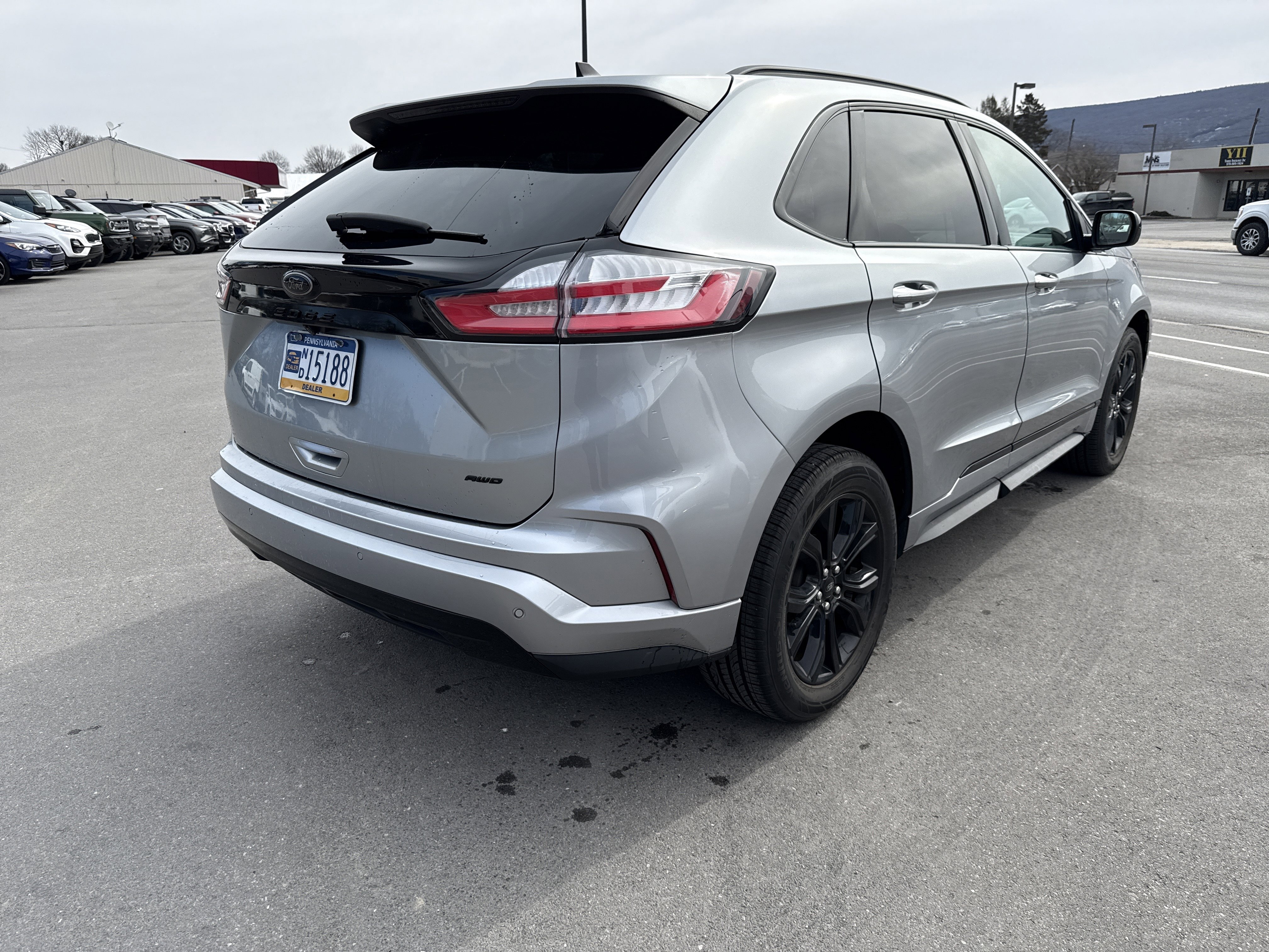 Used 2022 Ford Edge SE w/ Black Appearance Package image 3