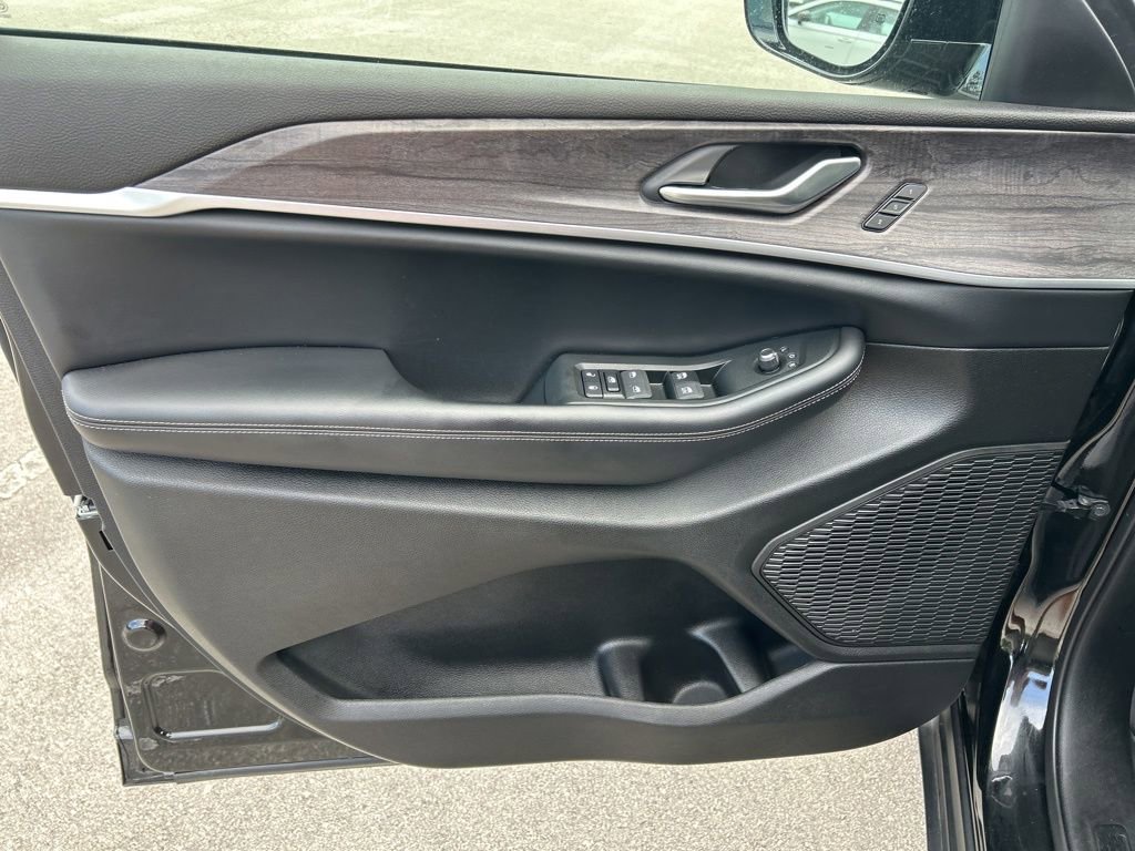 Used 2024 Jeep Grand Cherokee L Limited image 17