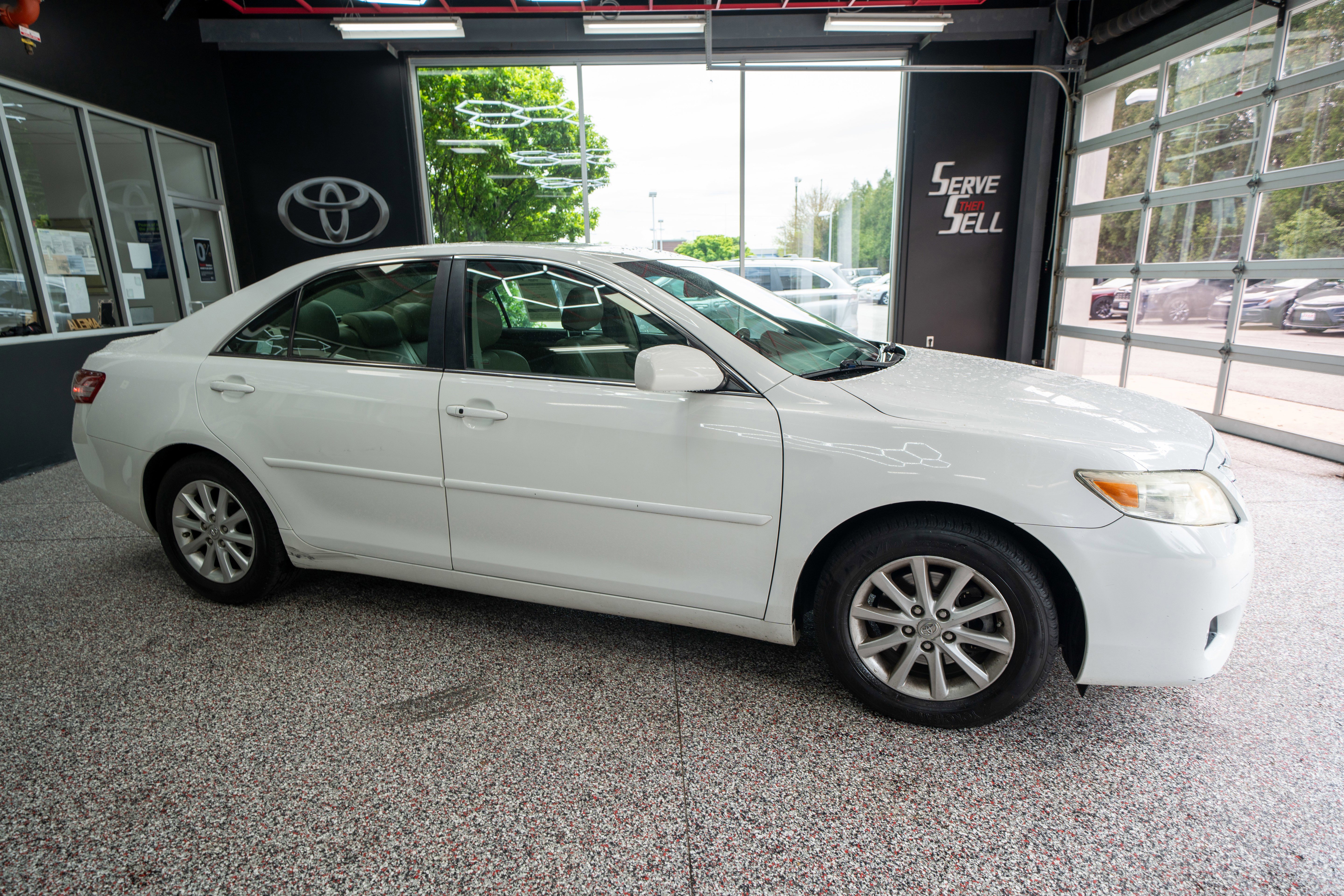 Used 2011 Toyota Camry XLE w/ XLE Extra-Value Pkg #2 FWD image 5
