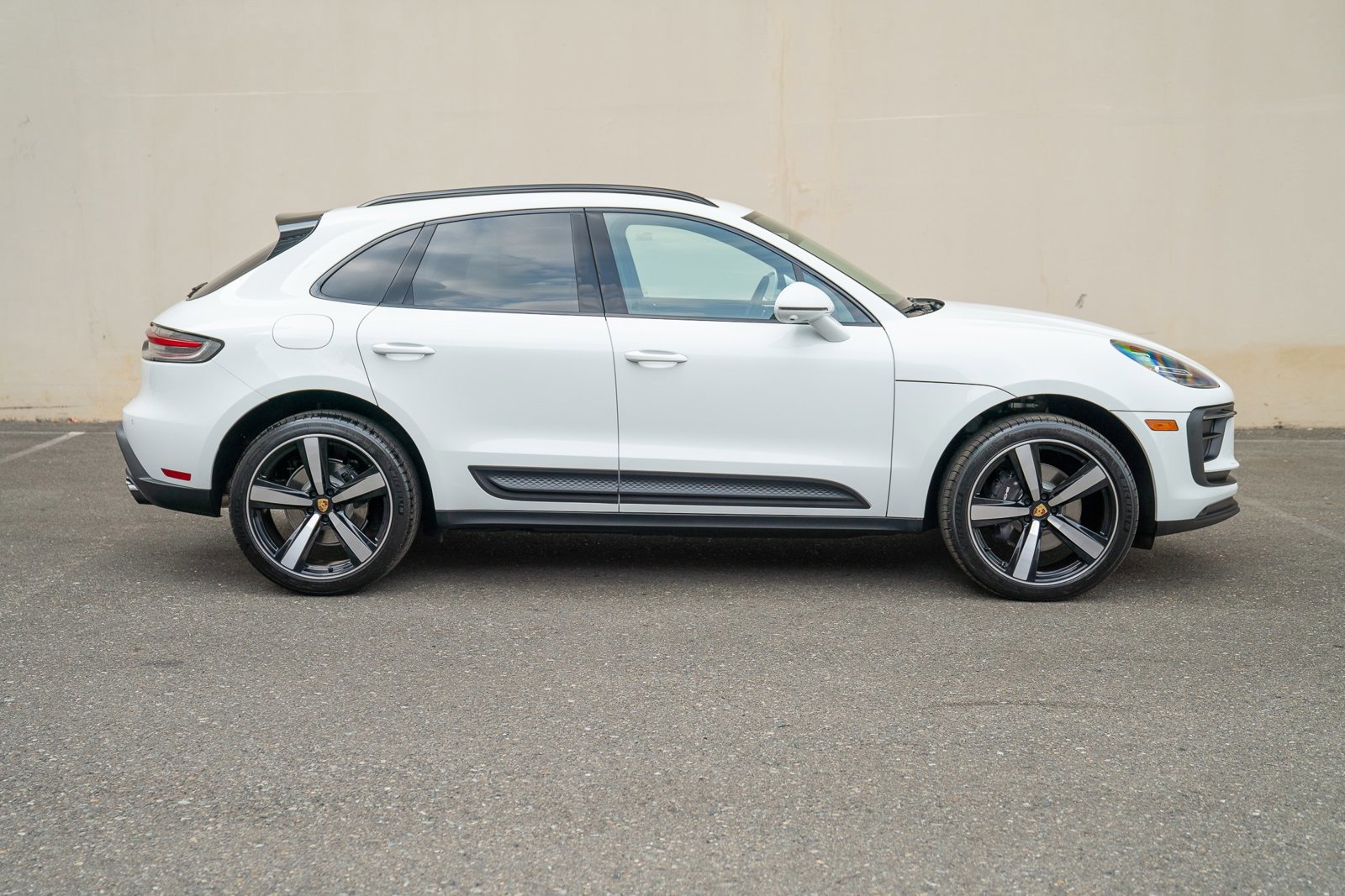 Certified 2025 Porsche Macan image 8