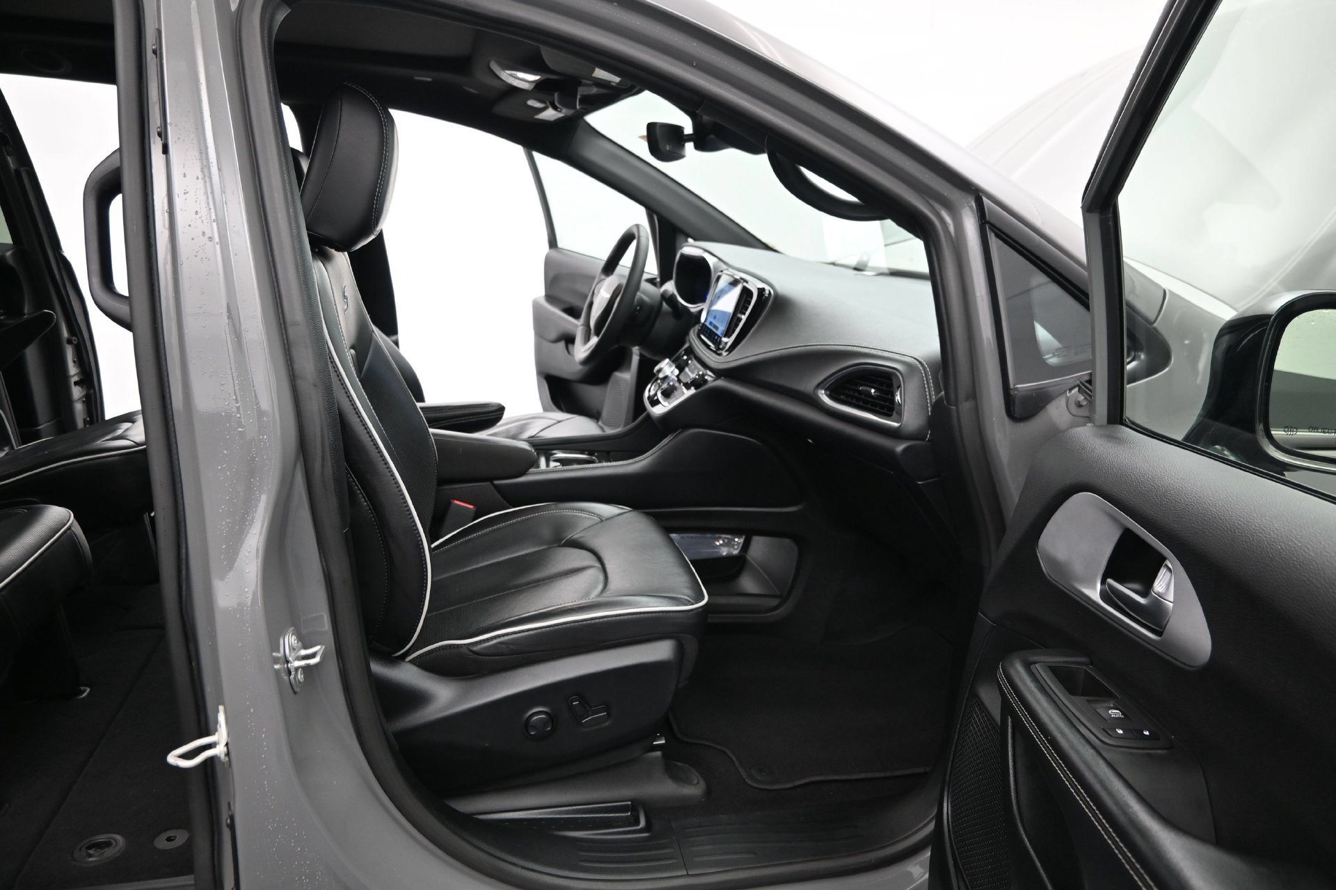 Used 2025 Chrysler Pacifica Limited FWD image 17