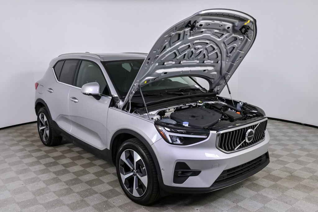 Certified 2025 Volvo XC40 B5 Plus image 31