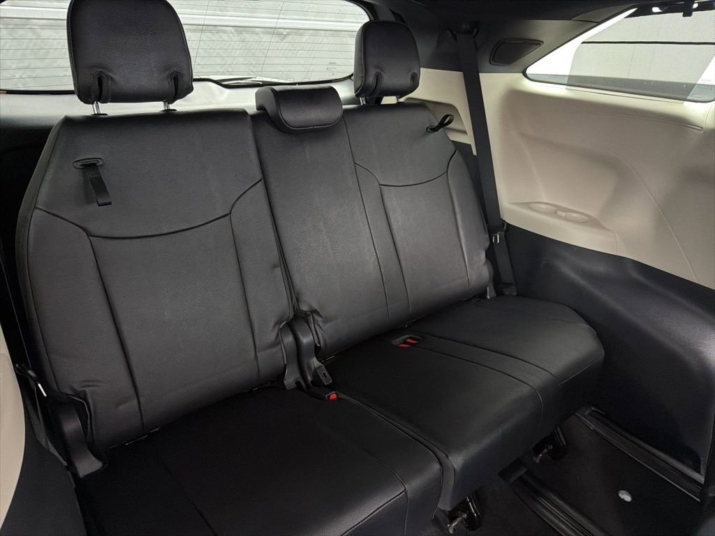 Used 2025 Toyota Sienna Platinum image 31