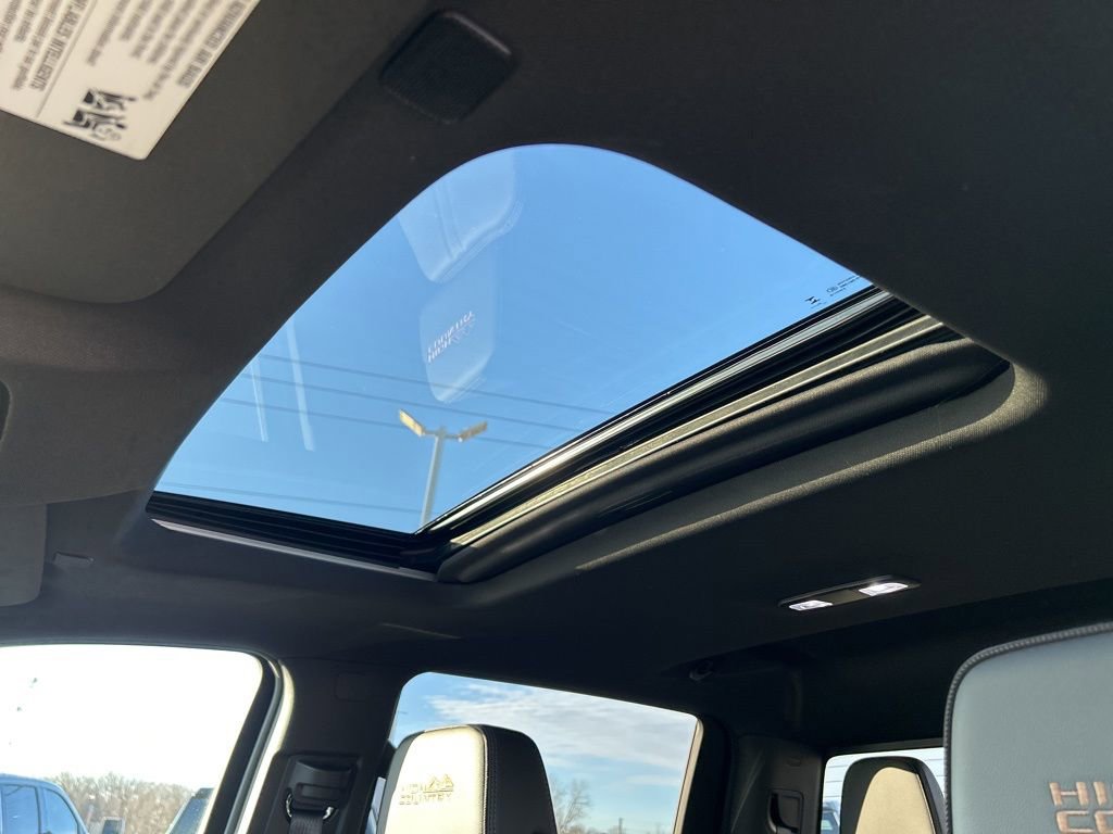 Used 2025 Chevrolet Silverado 2500 High Country w/ Technology Package AWD/4WD image 21