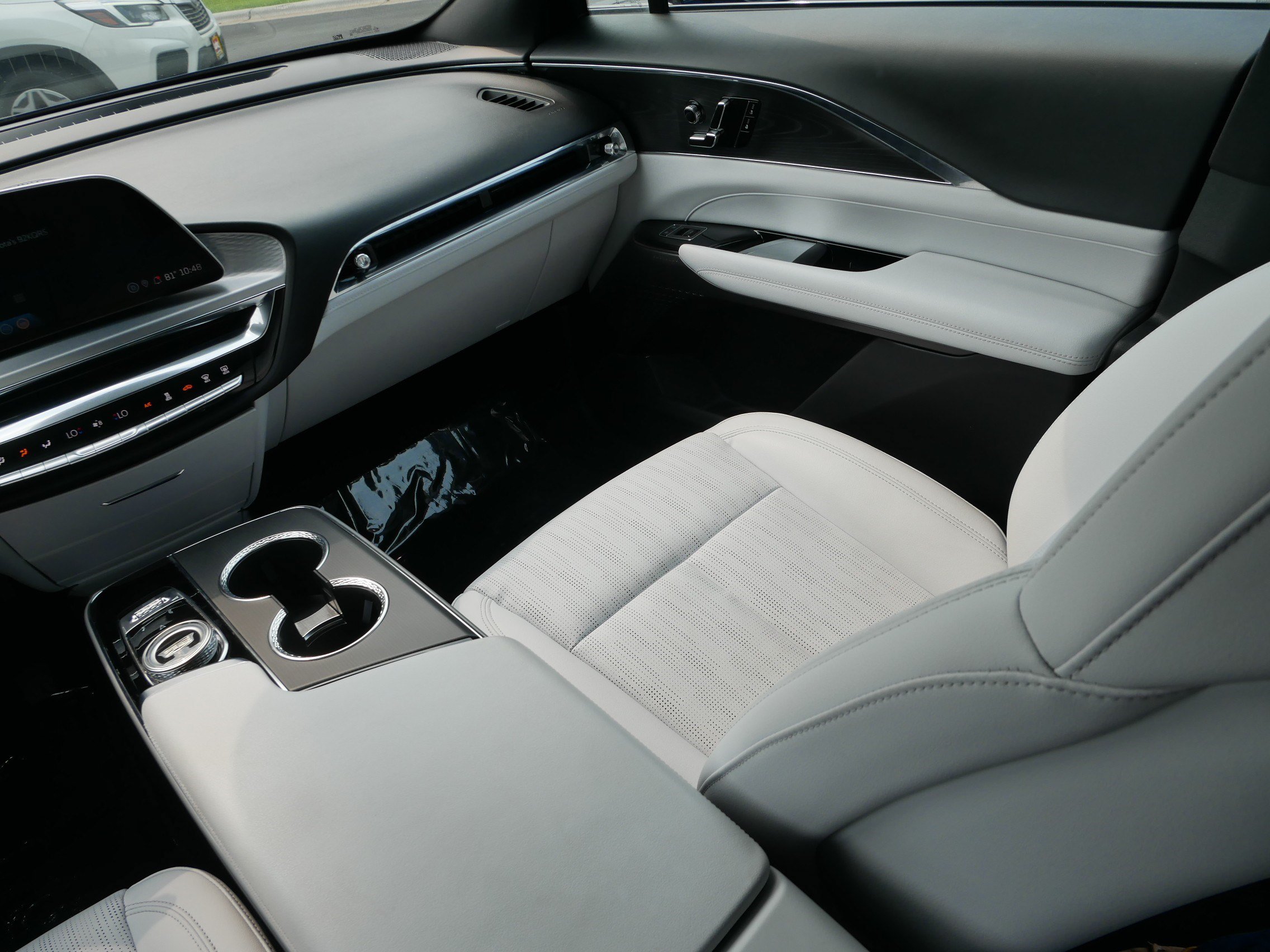 Certified 2024 Cadillac Lyriq Luxury w/ LPO, Floor Liner Package AWD/4WD image 9