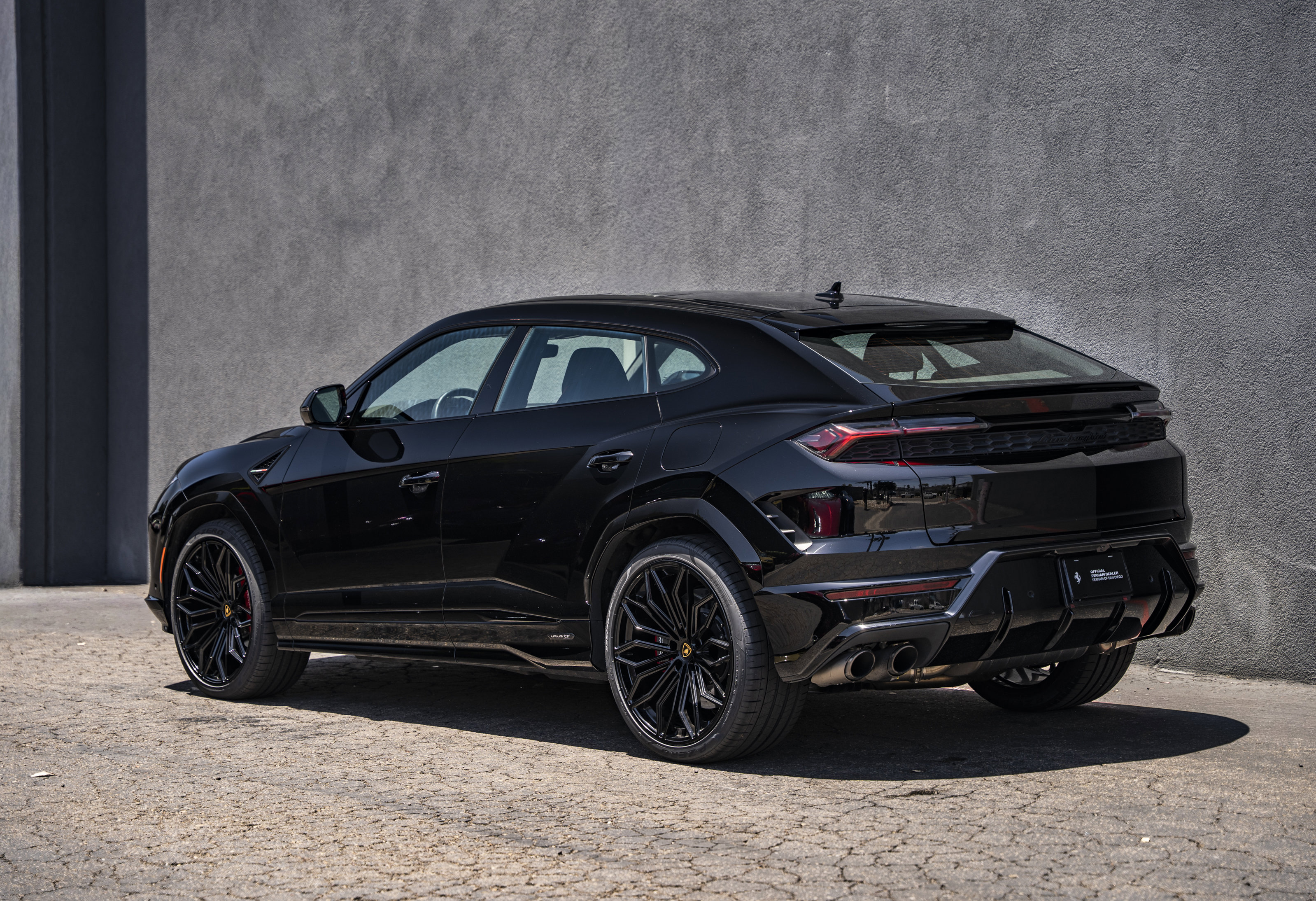 Used 2025 Lamborghini Urus SE AWD/4WD image 3