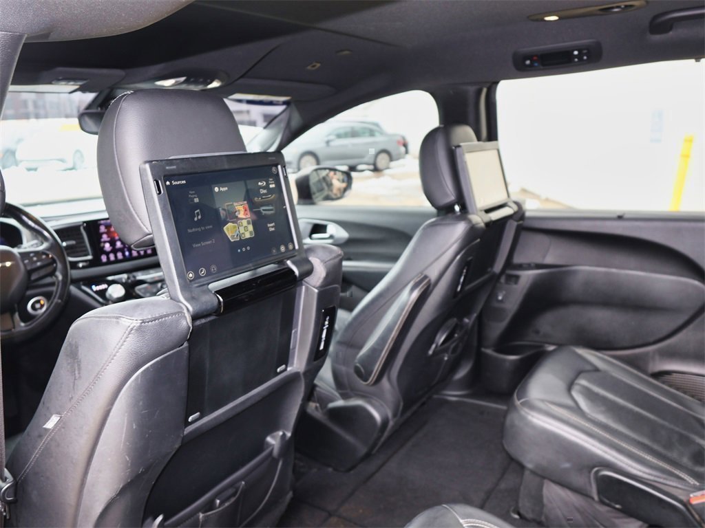 Used 2019 Chrysler Pacifica Touring-L Plus w/ S Appearance Package image 16
