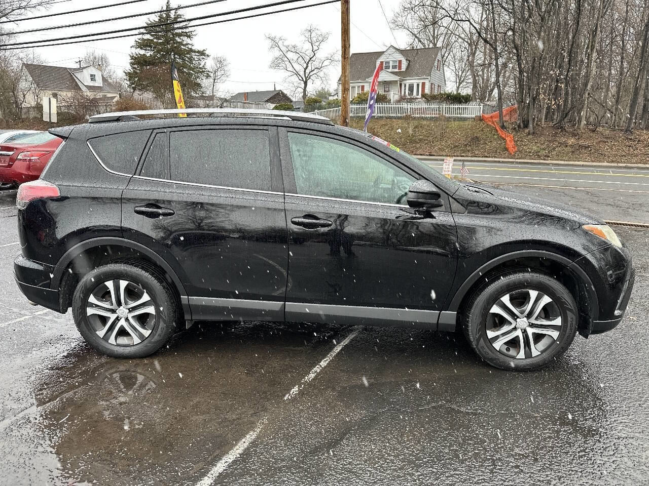 Used 2017 Toyota RAV4 LE image 5