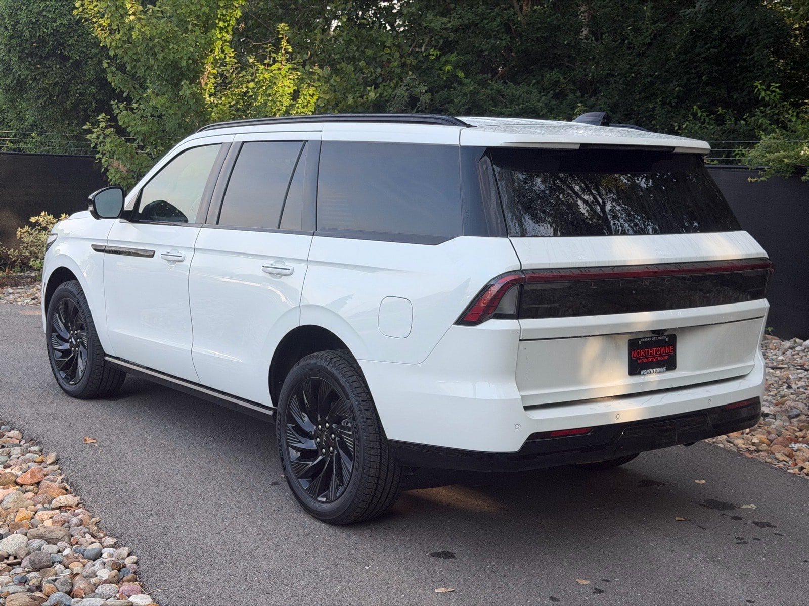 New 2027 Lincoln Navigator Reserve w/ Jet Appearance Package AWD/4WD image 3