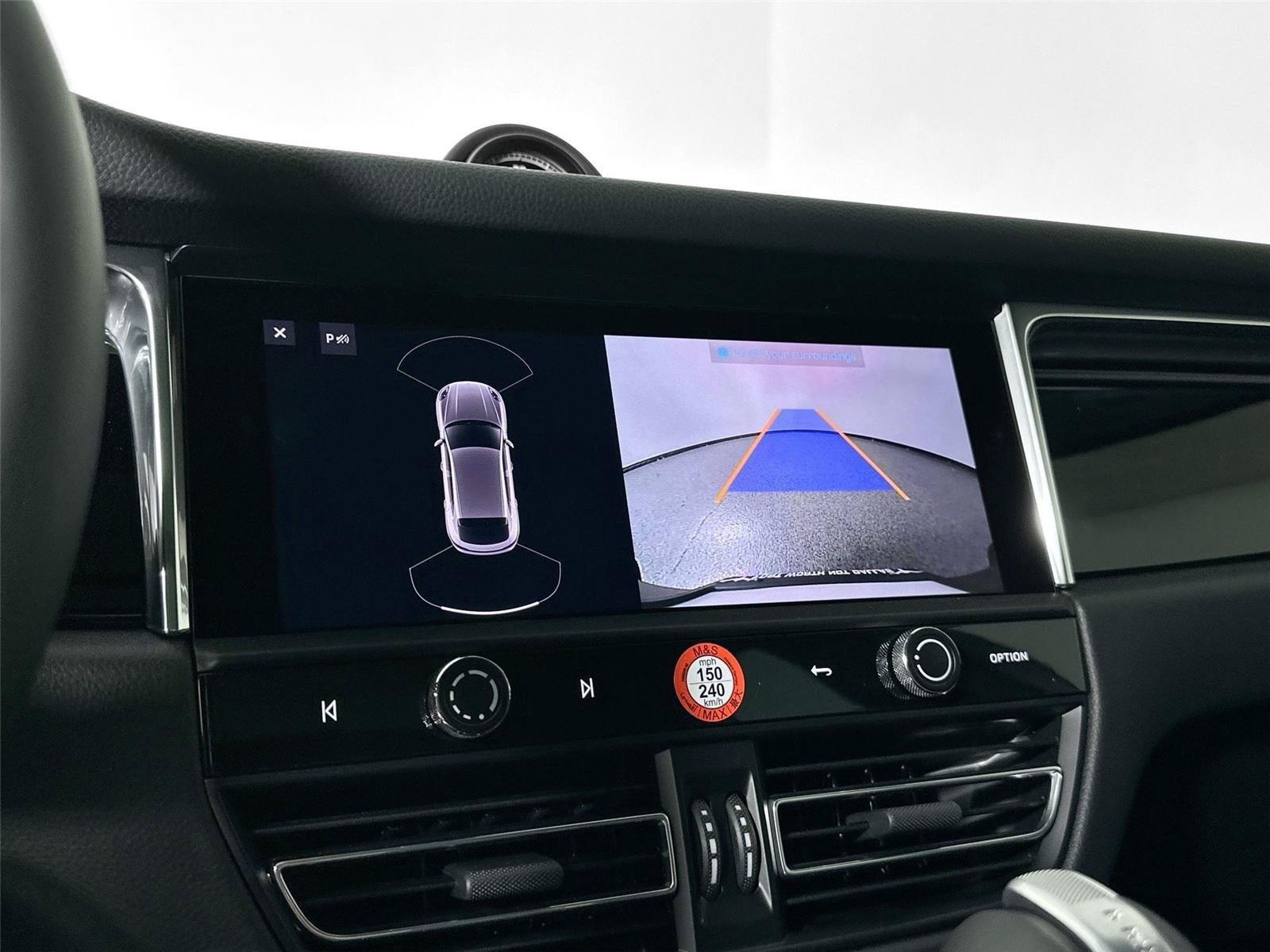 Certified 2025 Porsche Macan AWD/4WD image 23