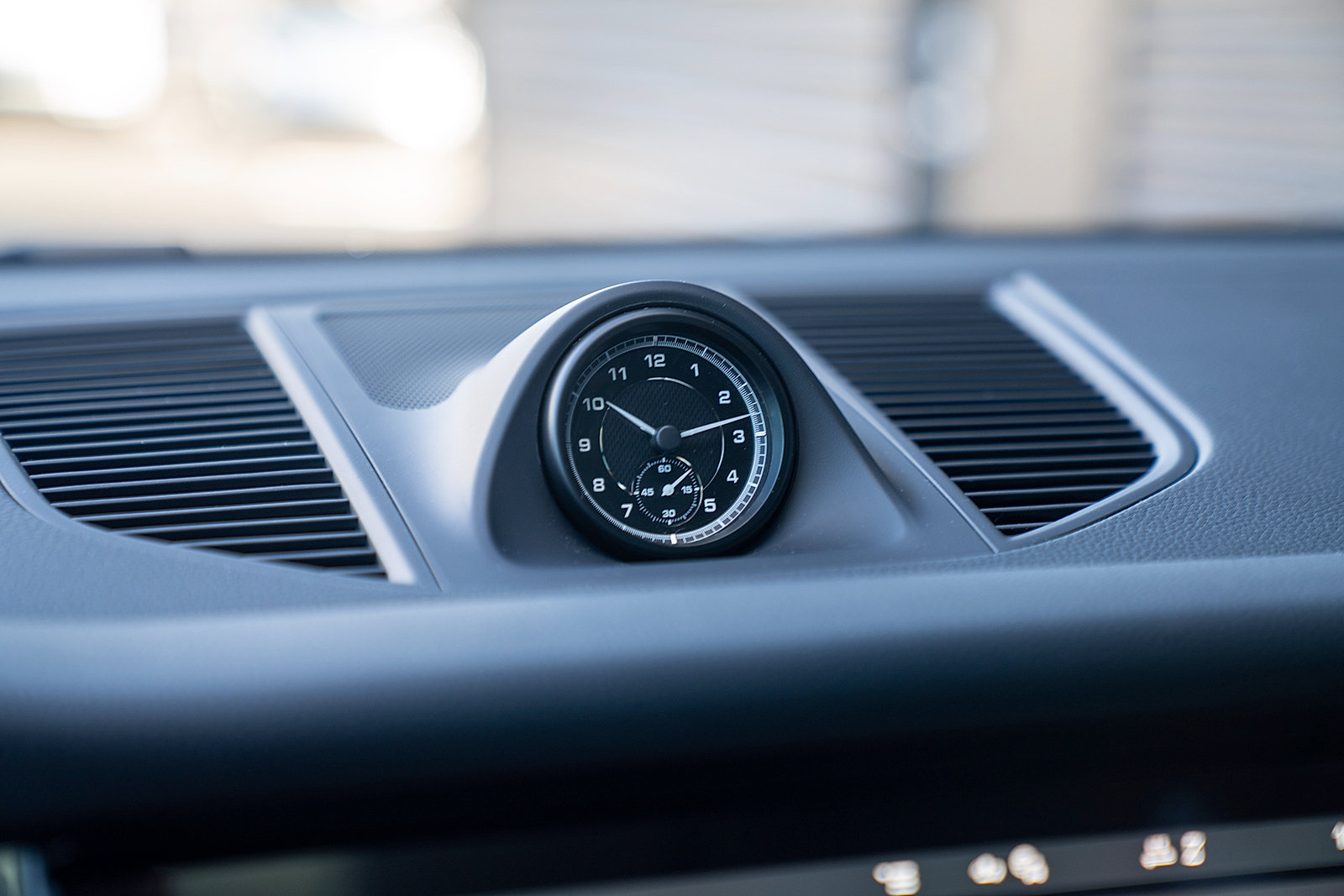 Certified 2025 Porsche Macan Turbo image 11