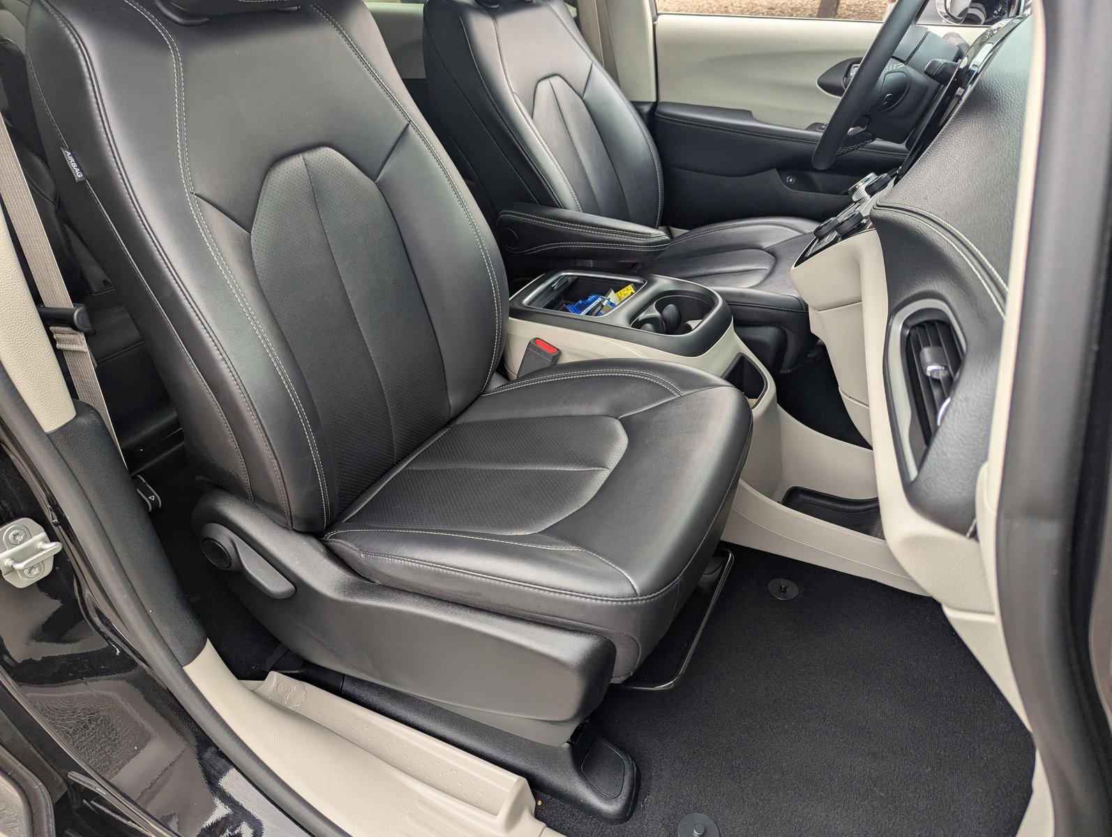 Used 2024 Chrysler Pacifica Select image 11