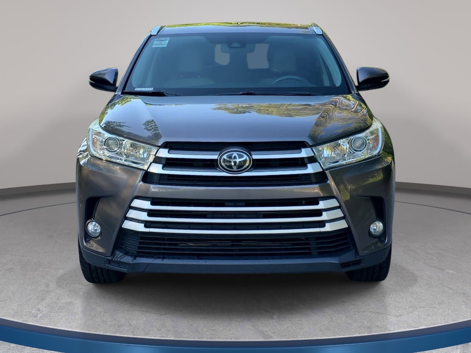 Used 2019 Toyota Highlander XLE FWD image 2