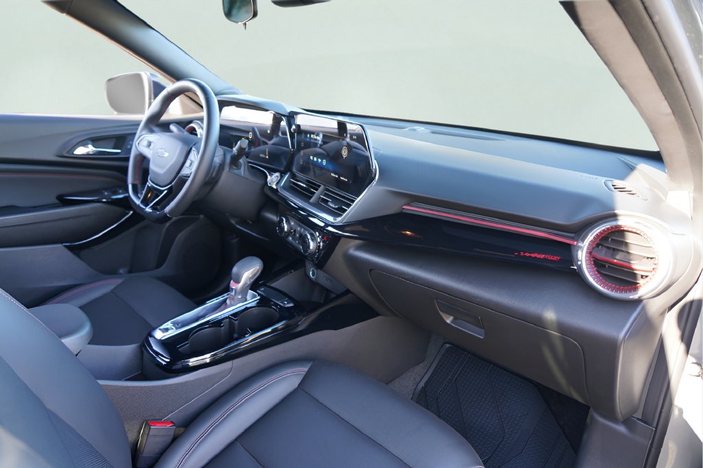 Used 2025 Chevrolet Trax RS w/ Driver Confidence Package FWD image 22