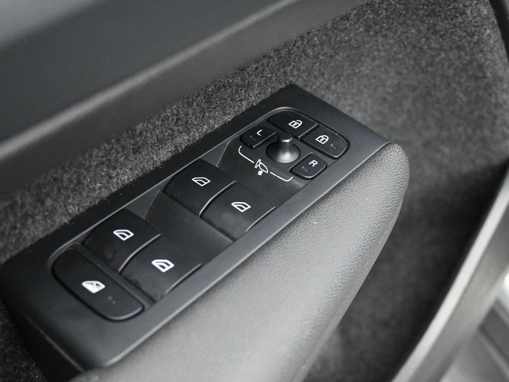 Used 2025 Volvo XC40 B5 Core image 18