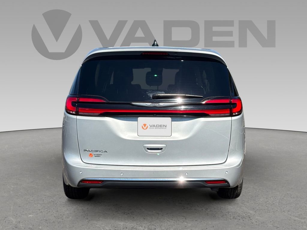 Used 2024 Chrysler Pacifica Touring-L image 18