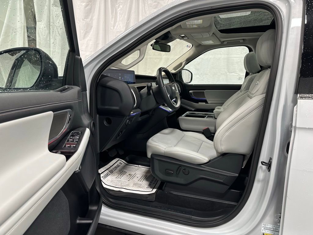 Used 2025 Ford Expedition Platinum image 10