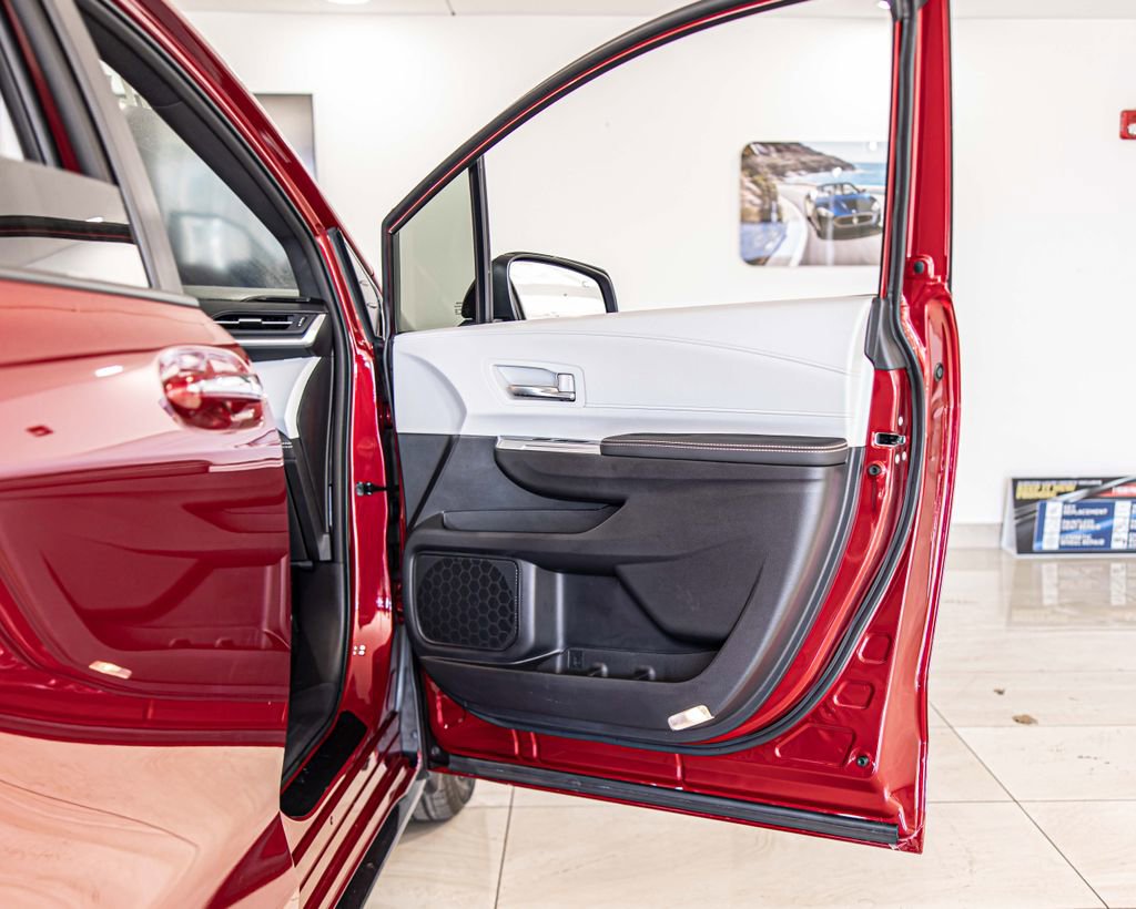 Used 2025 Toyota Sienna XSE image 41