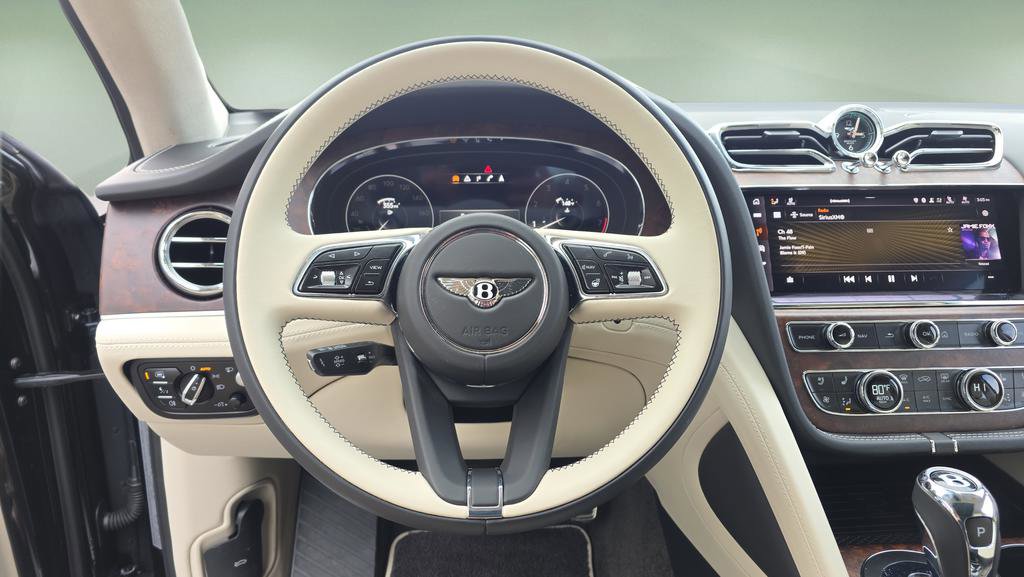 Used 2023 Bentley Bentayga image 24
