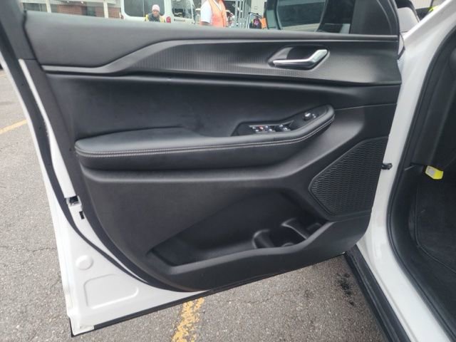 Used 2025 Jeep Grand Cherokee Altitude image 13