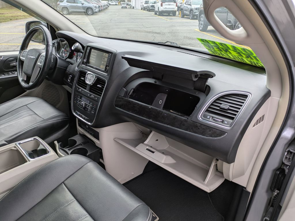 Used 2016 Chrysler Town & Country Touring-L image 25