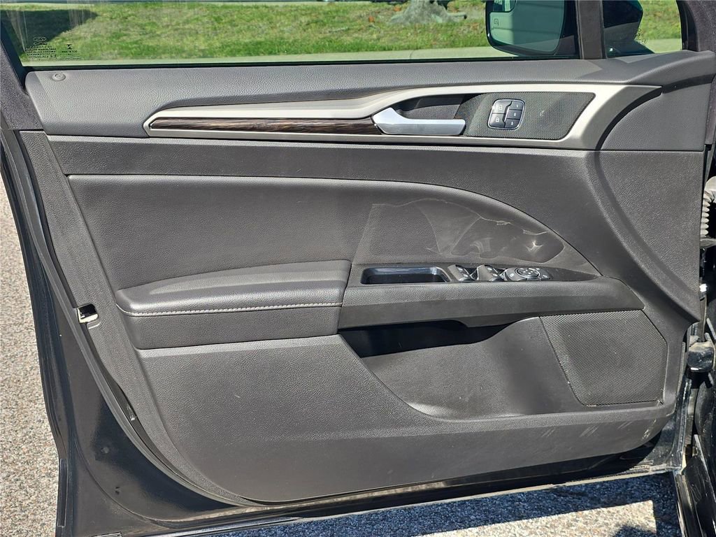 Used 2016 Ford Fusion SE w/ Equipment Group 202A FWD image 13