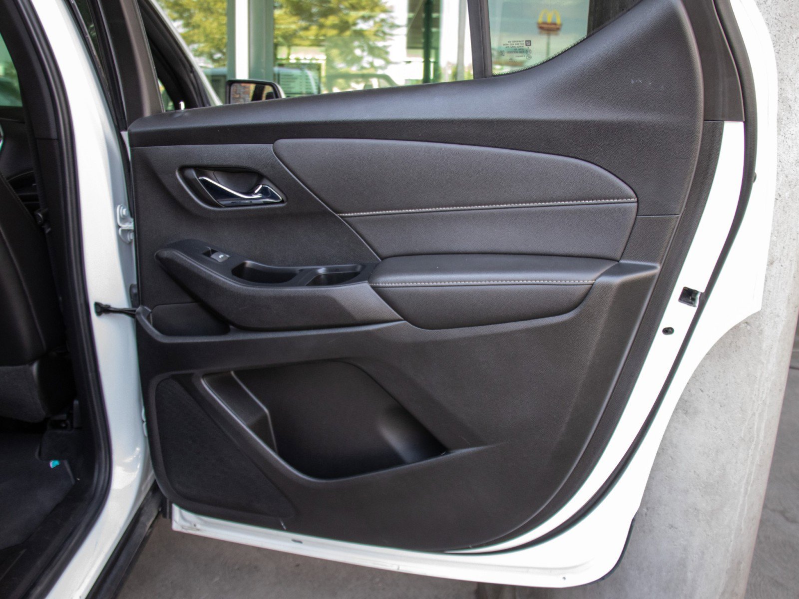 Used 2023 Chevrolet Traverse LT image 24