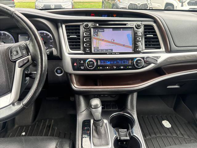 Certified 2017 Toyota Highlander Limited Platinum FWD image 24