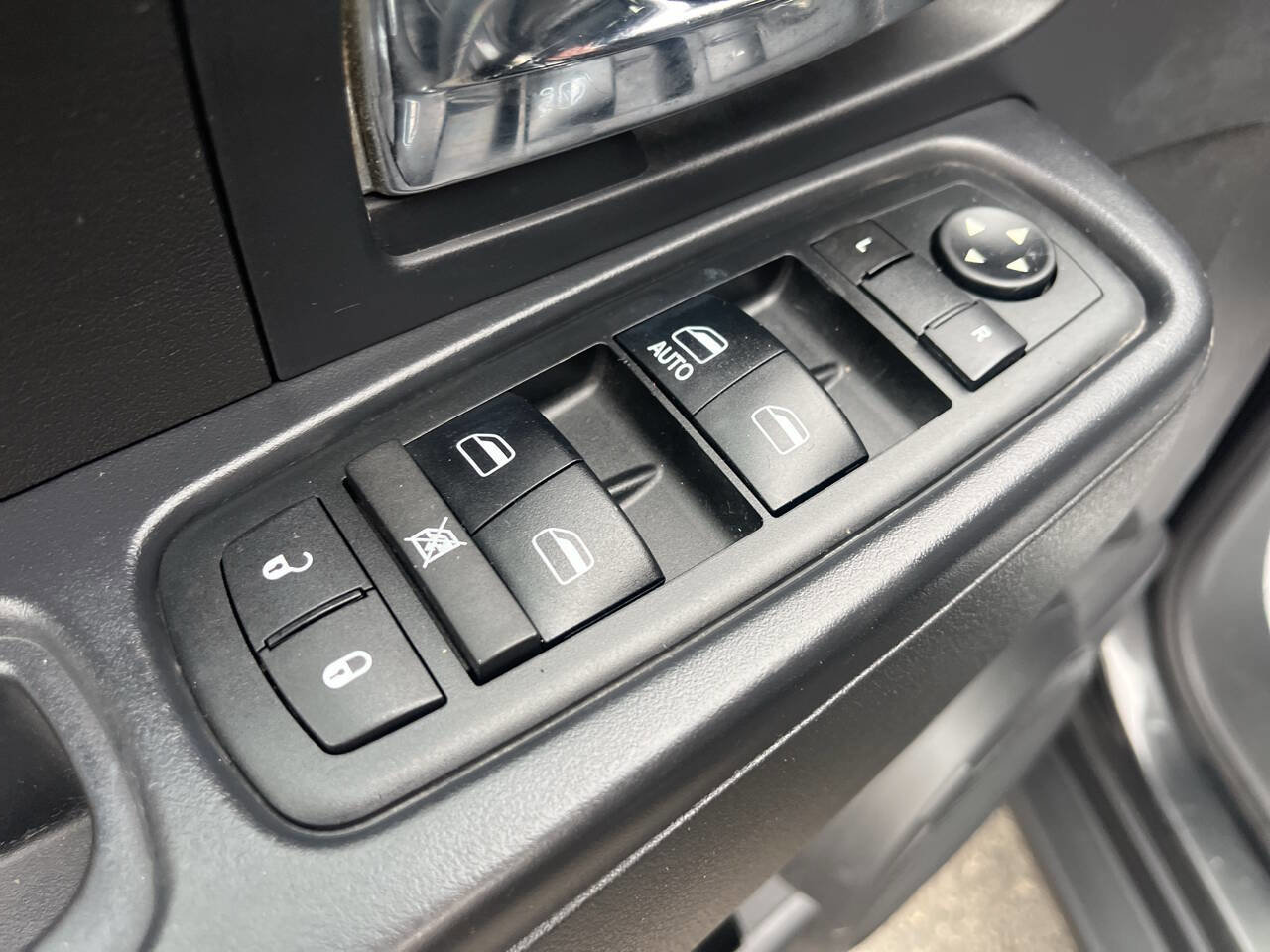 Used 2011 Jeep Liberty Sport image 12