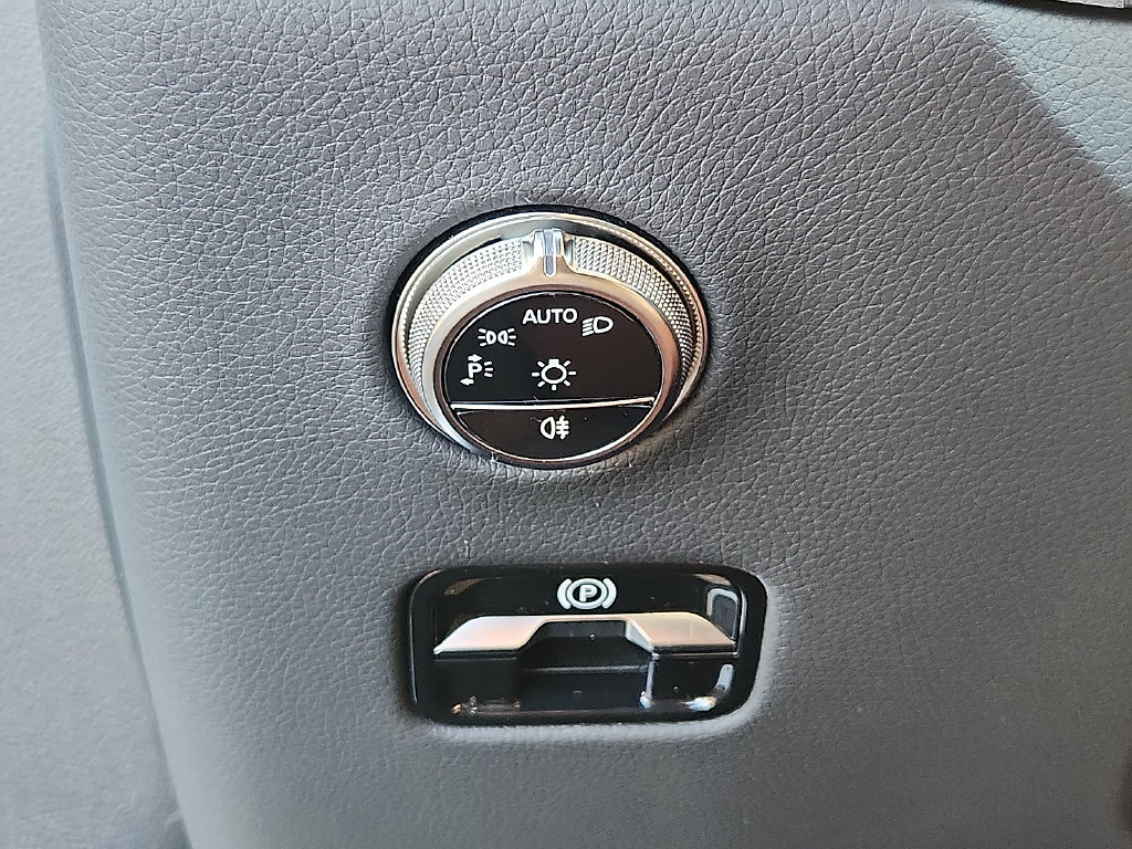 Used 2025 Mercedes-Benz GLC 350e 4MATIC image 23