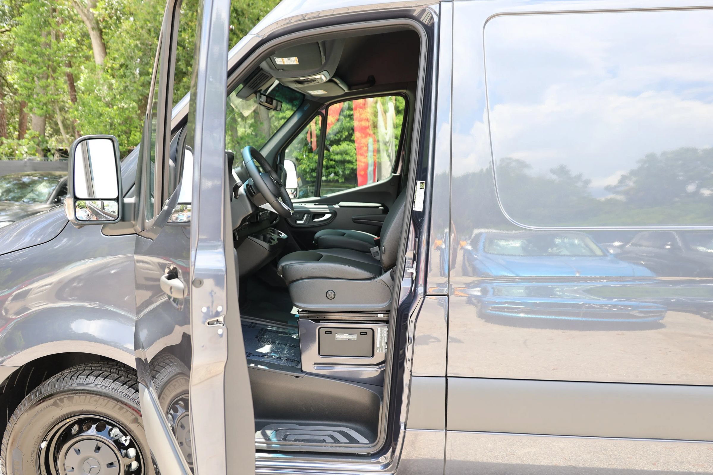 Used 2025 Mercedes-Benz Sprinter 2500 image 8