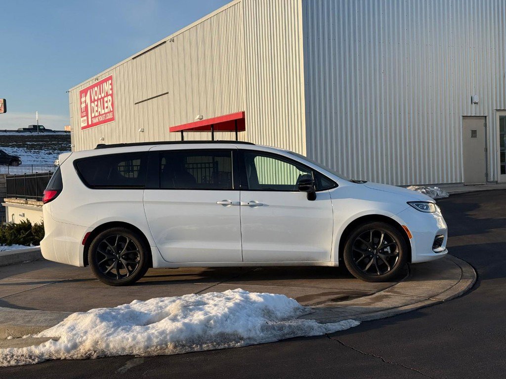 Used 2025 Chrysler Pacifica Limited video 2