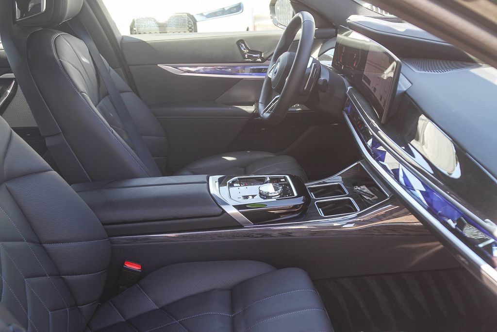 Used 2026 BMW 750e xDrive w/ Premium Package AWD/4WD image 12