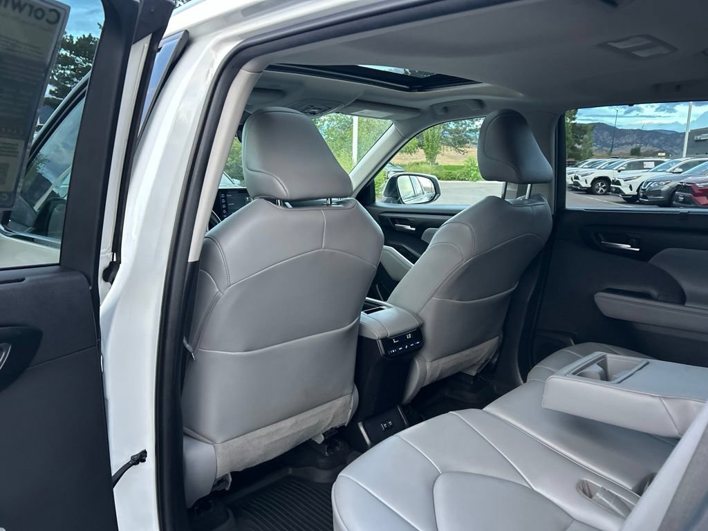 Used 2020 Toyota Highlander XLE AWD/4WD image 22
