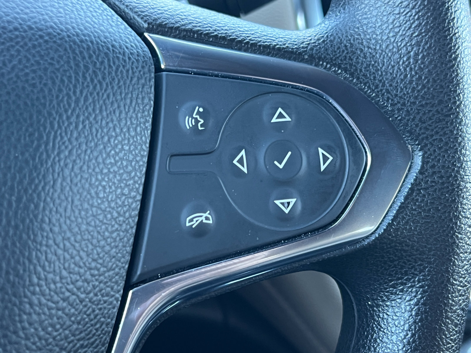 Used 2024 Chevrolet Traverse LS w/ Safety Package FWD image 25