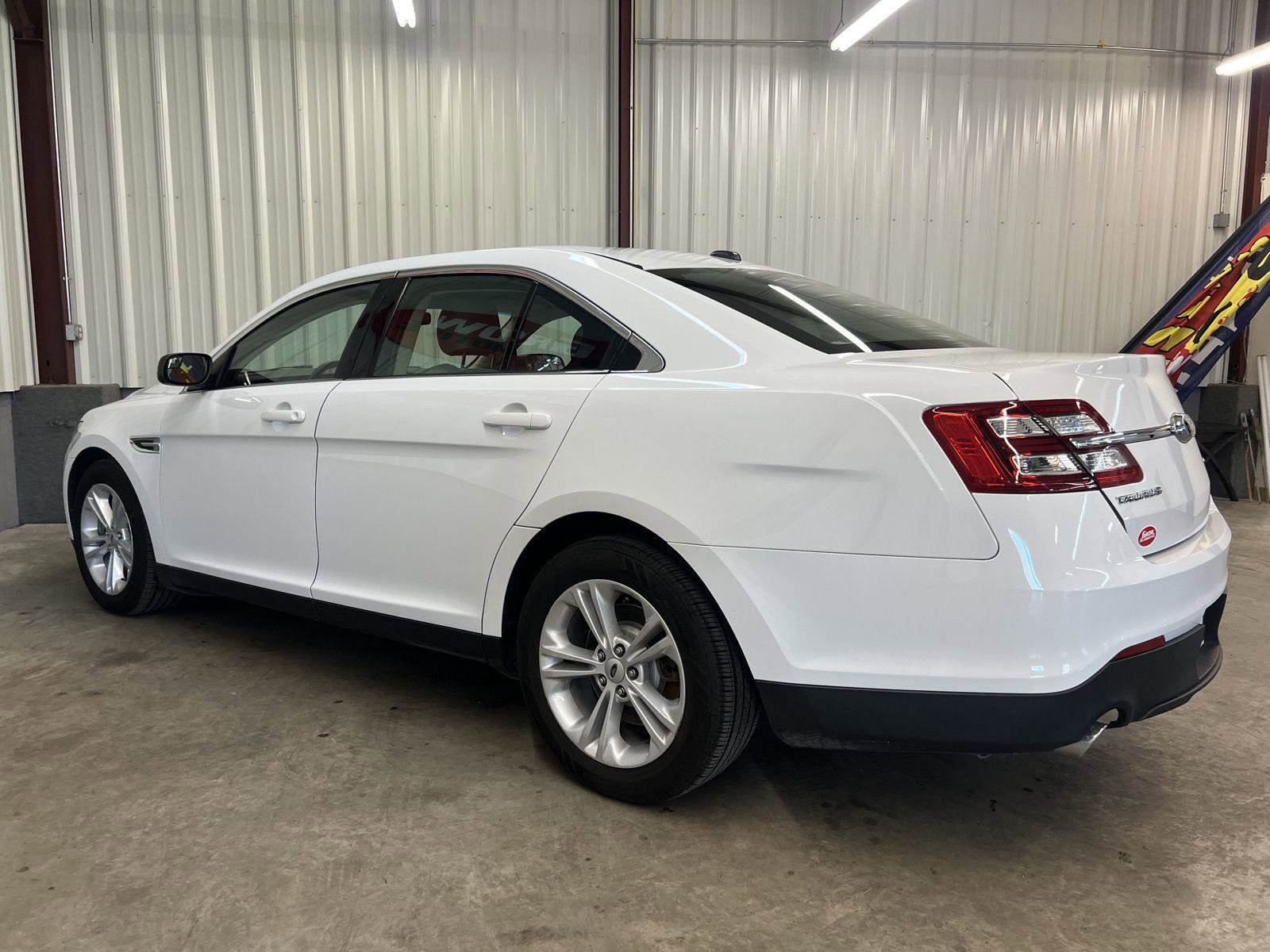 Used 2019 Ford Taurus SE image 12