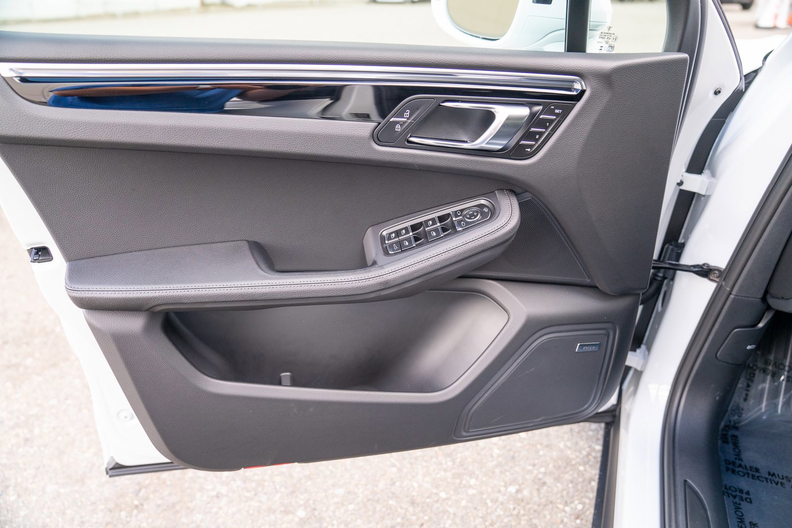 Certified 2025 Porsche Macan image 10