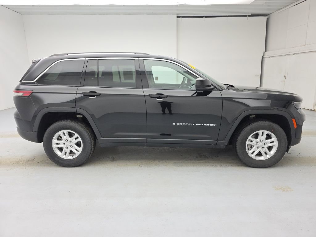 Used 2023 Jeep Grand Cherokee Laredo image 12
