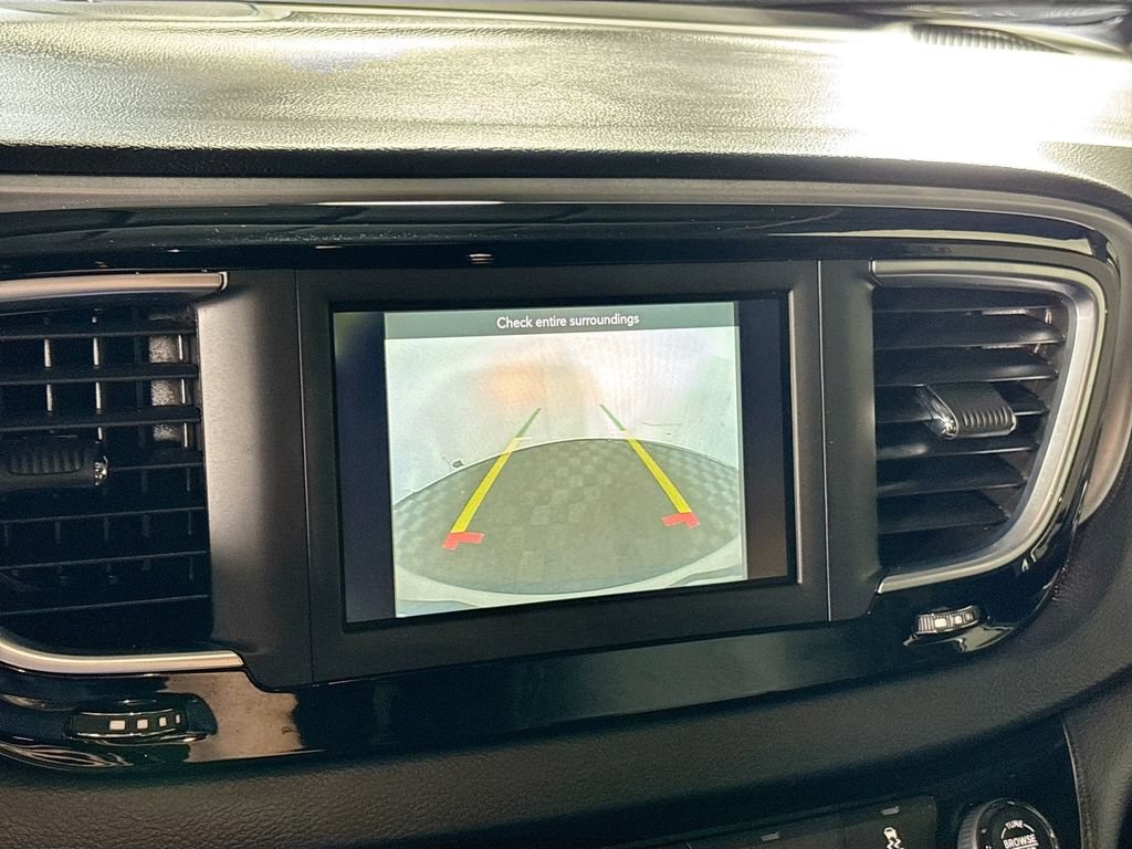 Used 2019 Chrysler Pacifica Touring-L FWD image 16