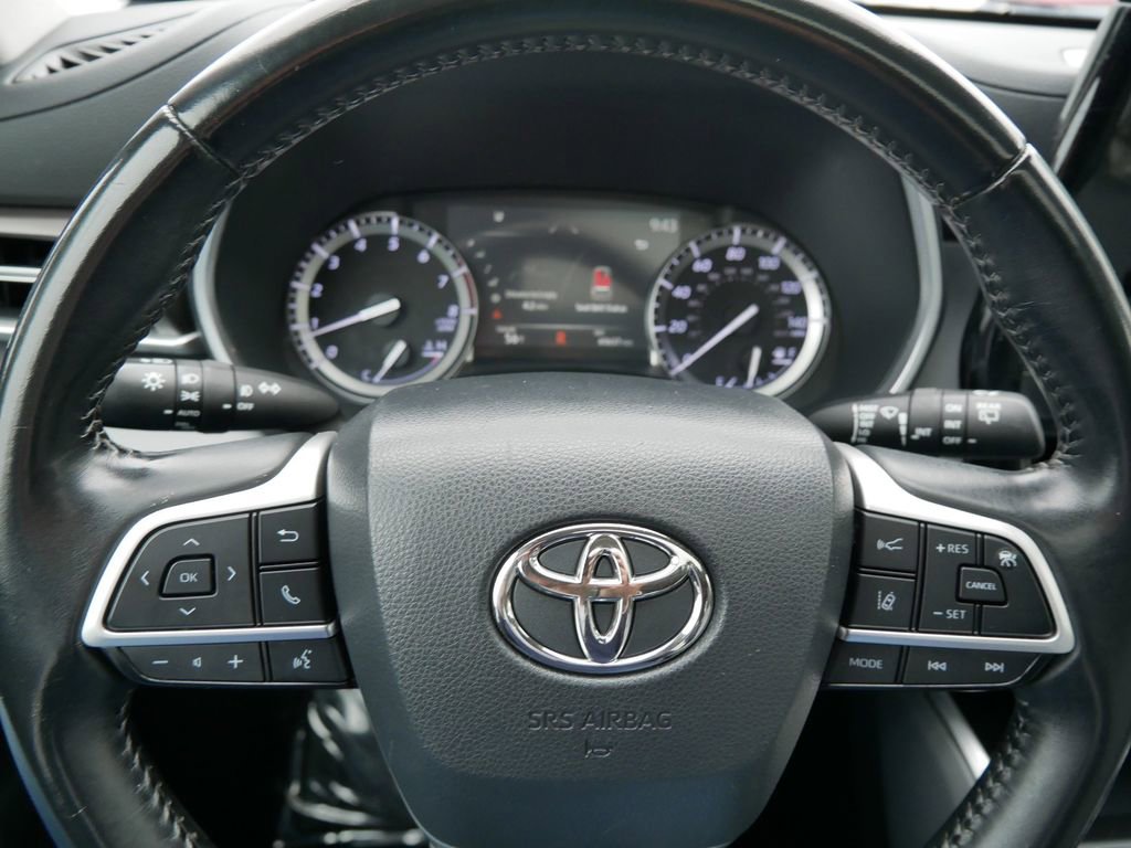 Used 2022 Toyota Highlander XLE AWD/4WD image 25