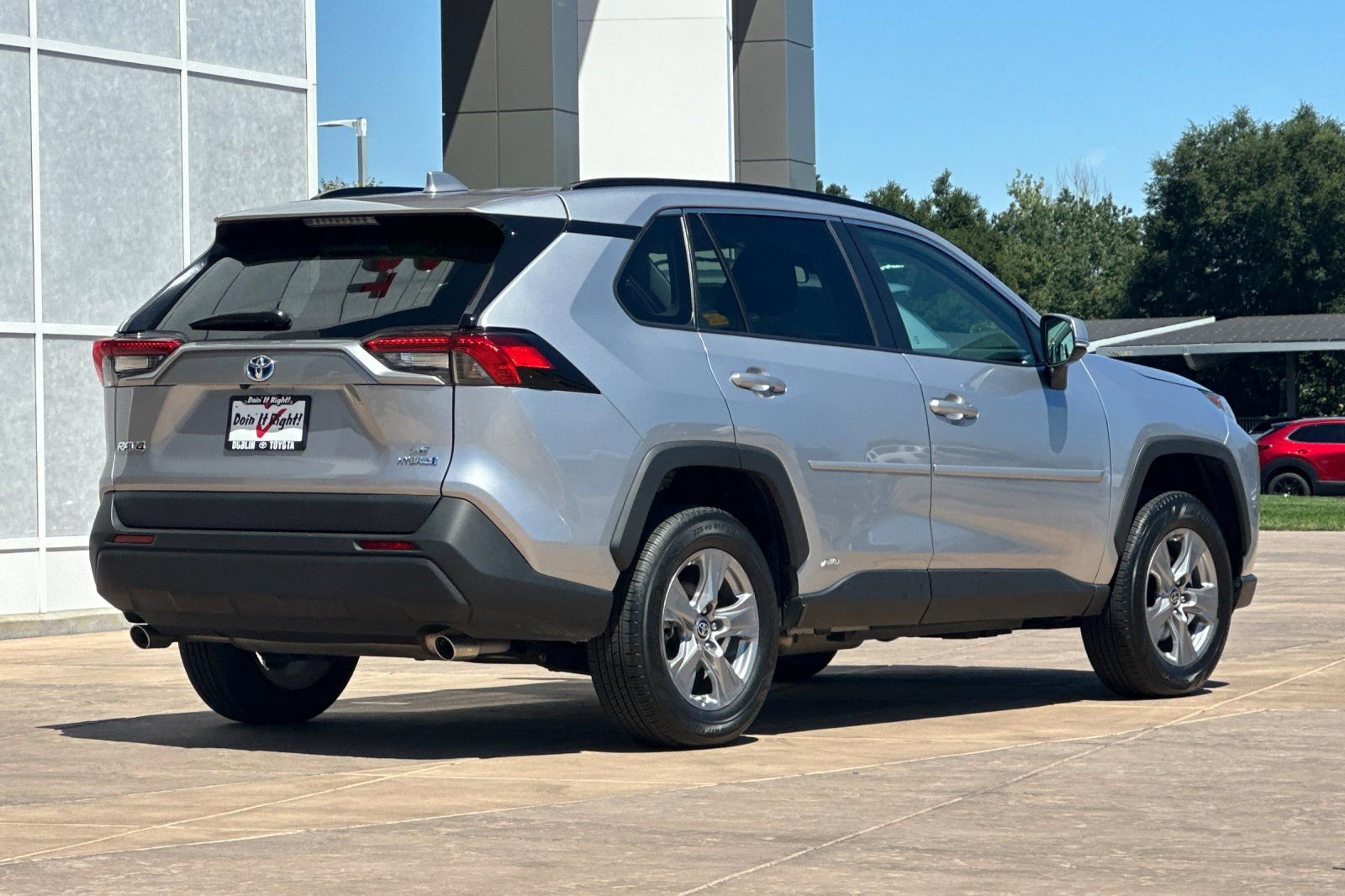 Used 2023 Toyota RAV4 LE AWD/4WD image 4