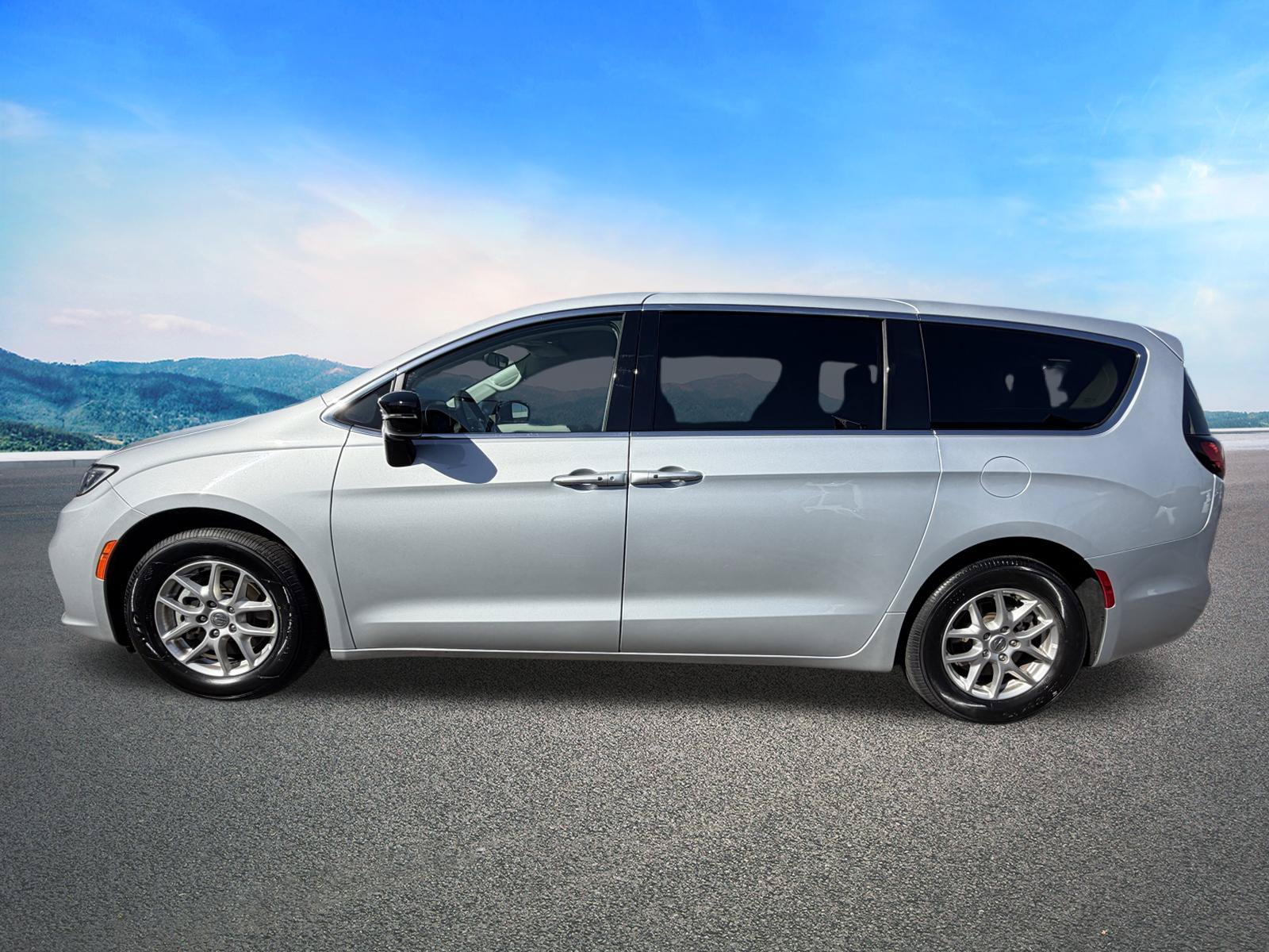 Certified 2024 Chrysler Pacifica Touring-L FWD image 6