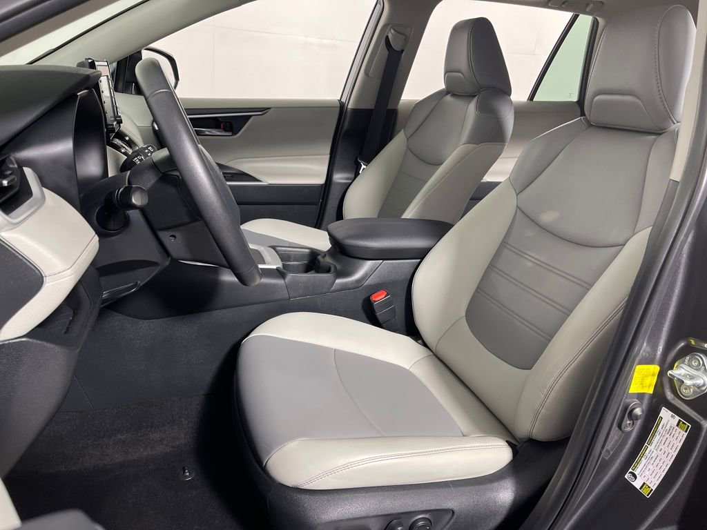 Used 2021 Toyota RAV4 XLE Premium image 12