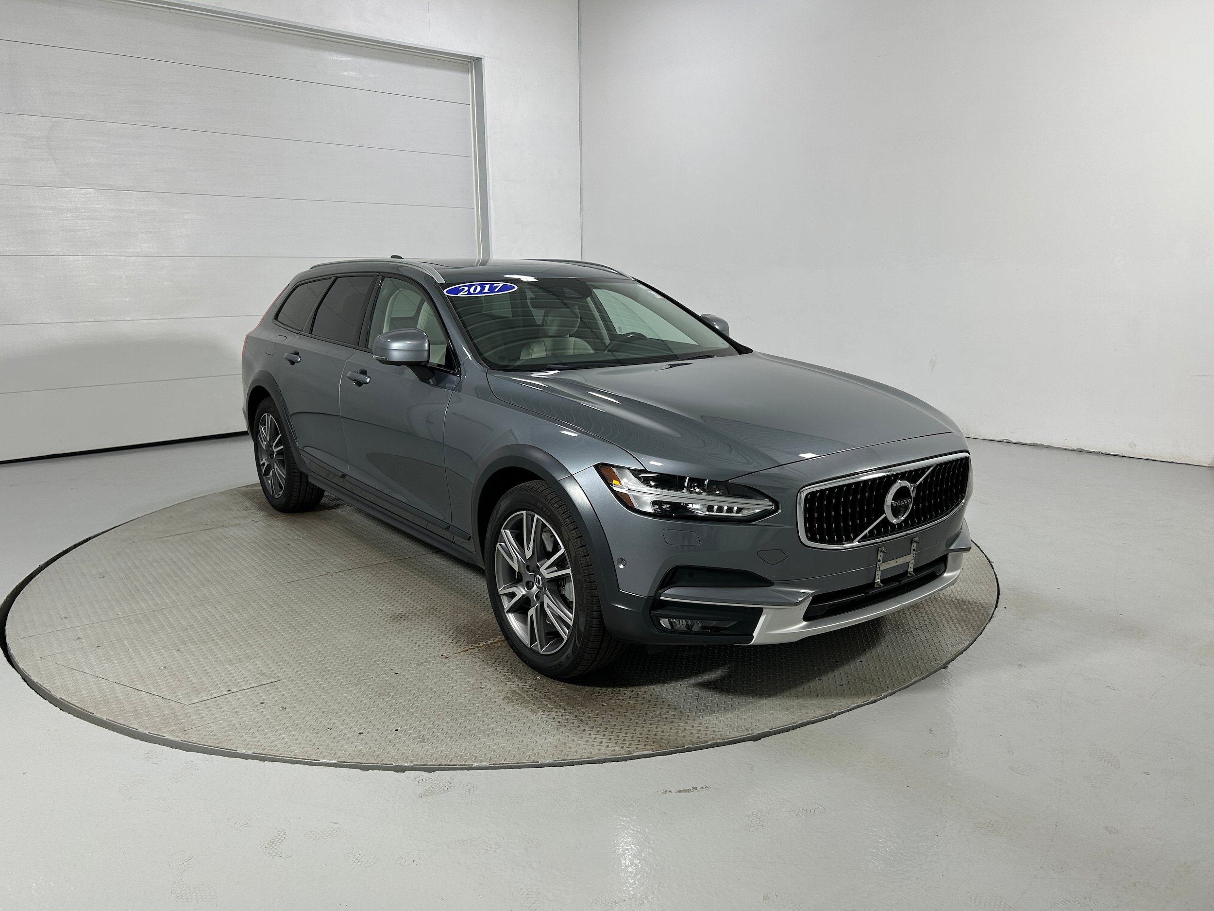 Used 2017 Volvo V90 T6 Cross Country AWD/4WD image 2